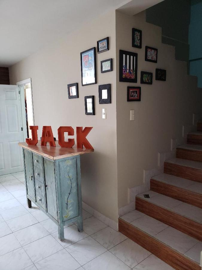 Jack Hostales Леон Екстериор снимка